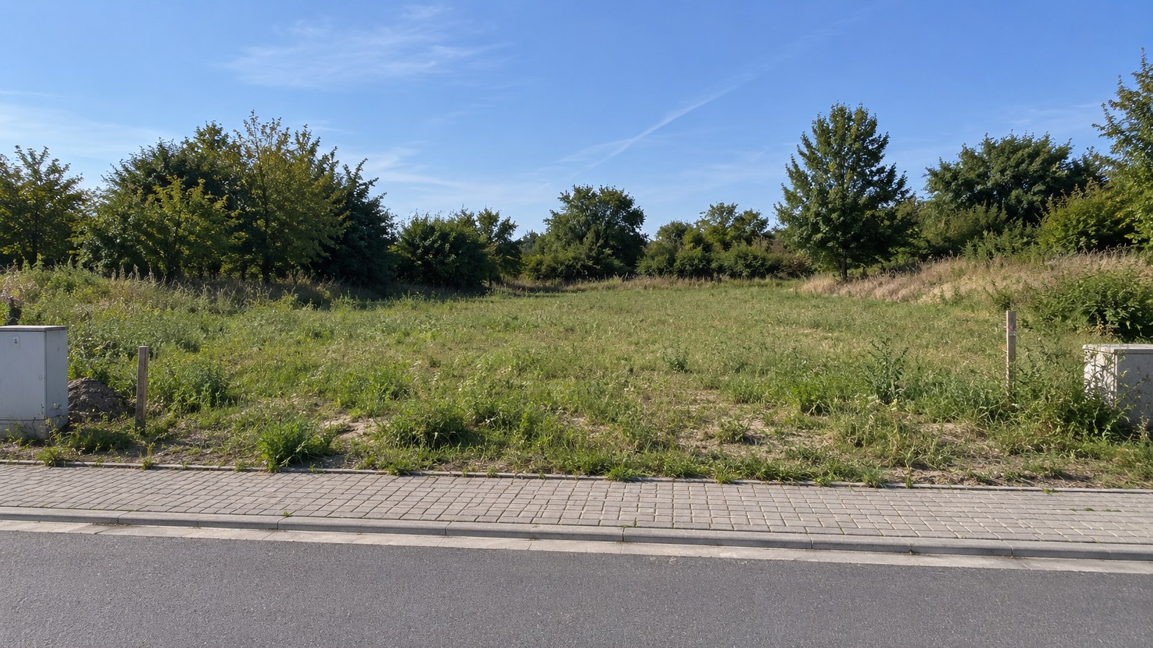 Unbebautes Baugrundstück, von der Straße aus gesehen